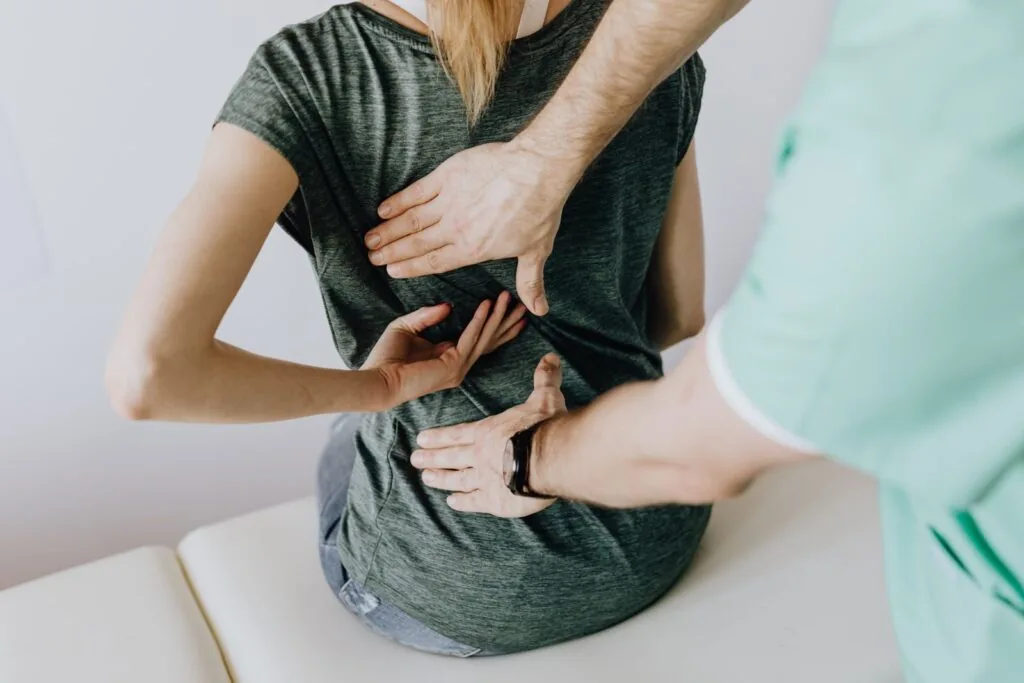 Ajuste quiropractico de zona dorsal en QuiroHome