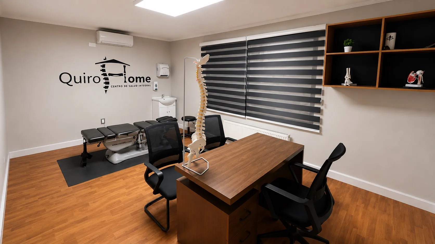 Box de quiropraxia de QuiroHome Providencia, con camilla de ajuste y columna anatómica