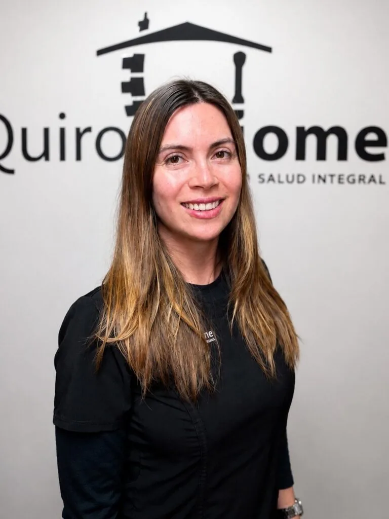 Valeria Gohurdett, quiropráctica y kinesióloga de QuiroHome Providencia