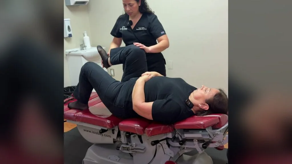 Kinesióloga de QuiroHome trabajando la rodilla de una paciente con artrosis