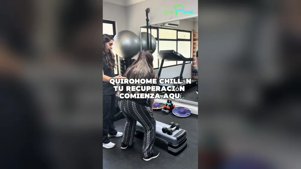 Kinesiología deportiva en QuiroHome Chillán: paciente ejercitando con la kinesióloga en el gimnasio