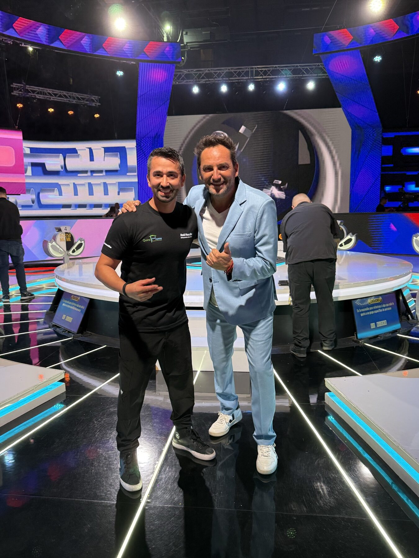 El DC. Raul Mancilla junto al animador en el set de Ahora Caigo