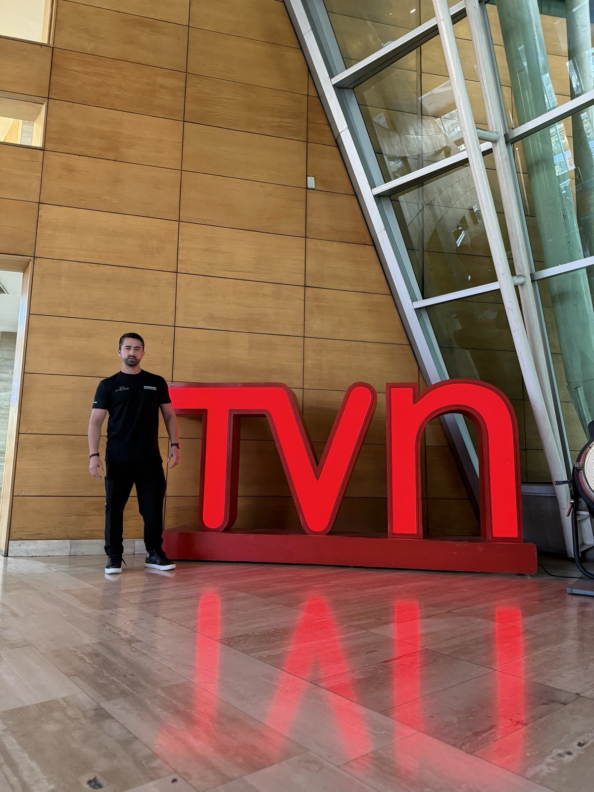 DC. Raúl Mancilla junto al logo de TVN en el acceso del canal