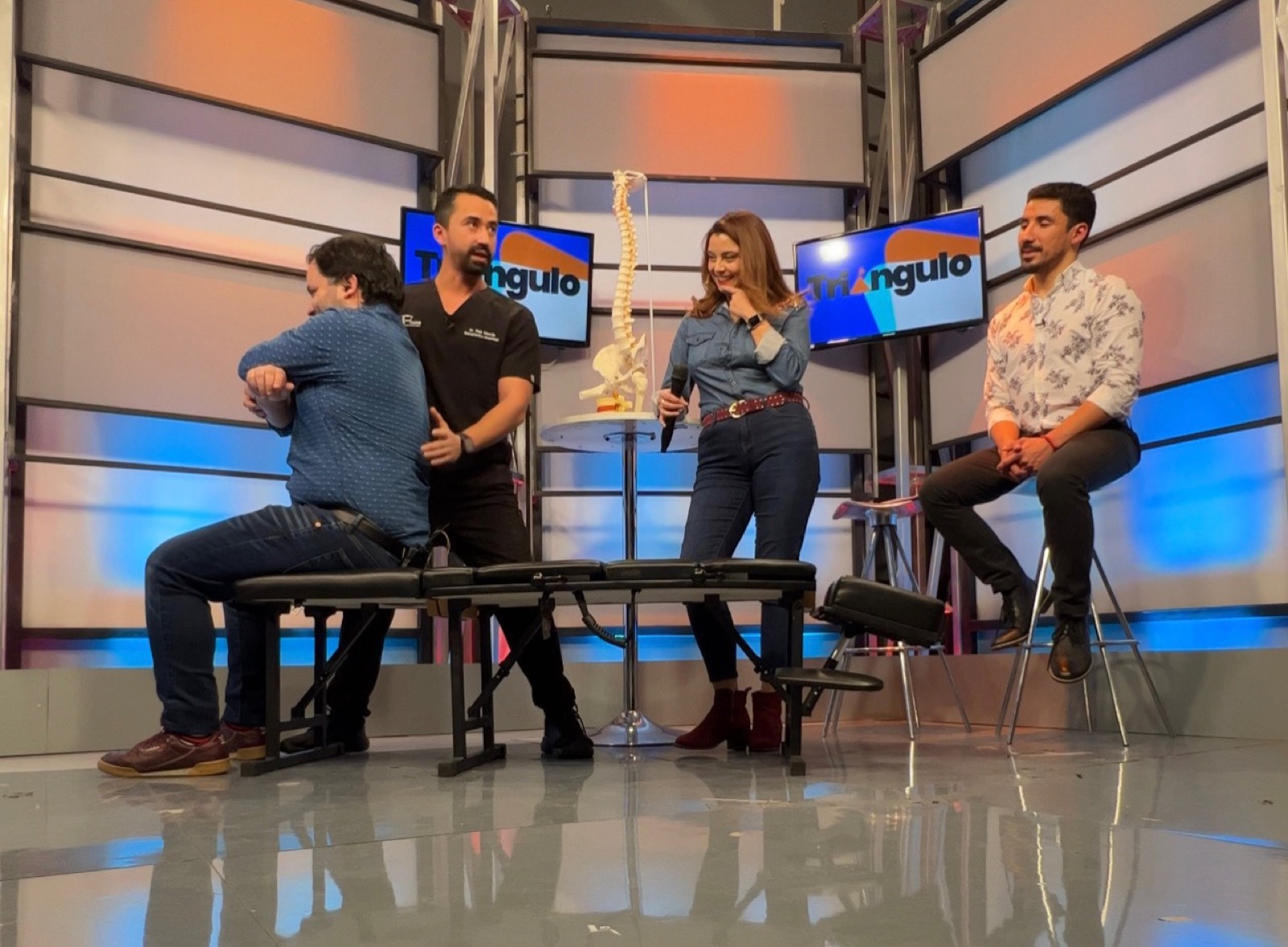DC. Raúl Mancilla en el set del programa Triángulo de Canal 13, con camilla y columna anatómica