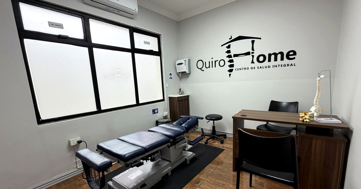 Box de masoterapia y piso pélvico de QuiroHome Chillán, con camilla y láminas anatómicas