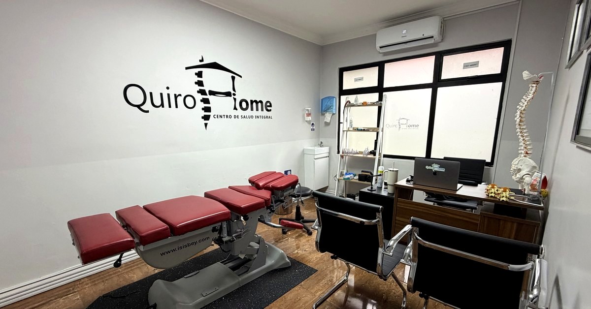 Box de atención de QuiroHome Chillán, con camilla y columna anatómica