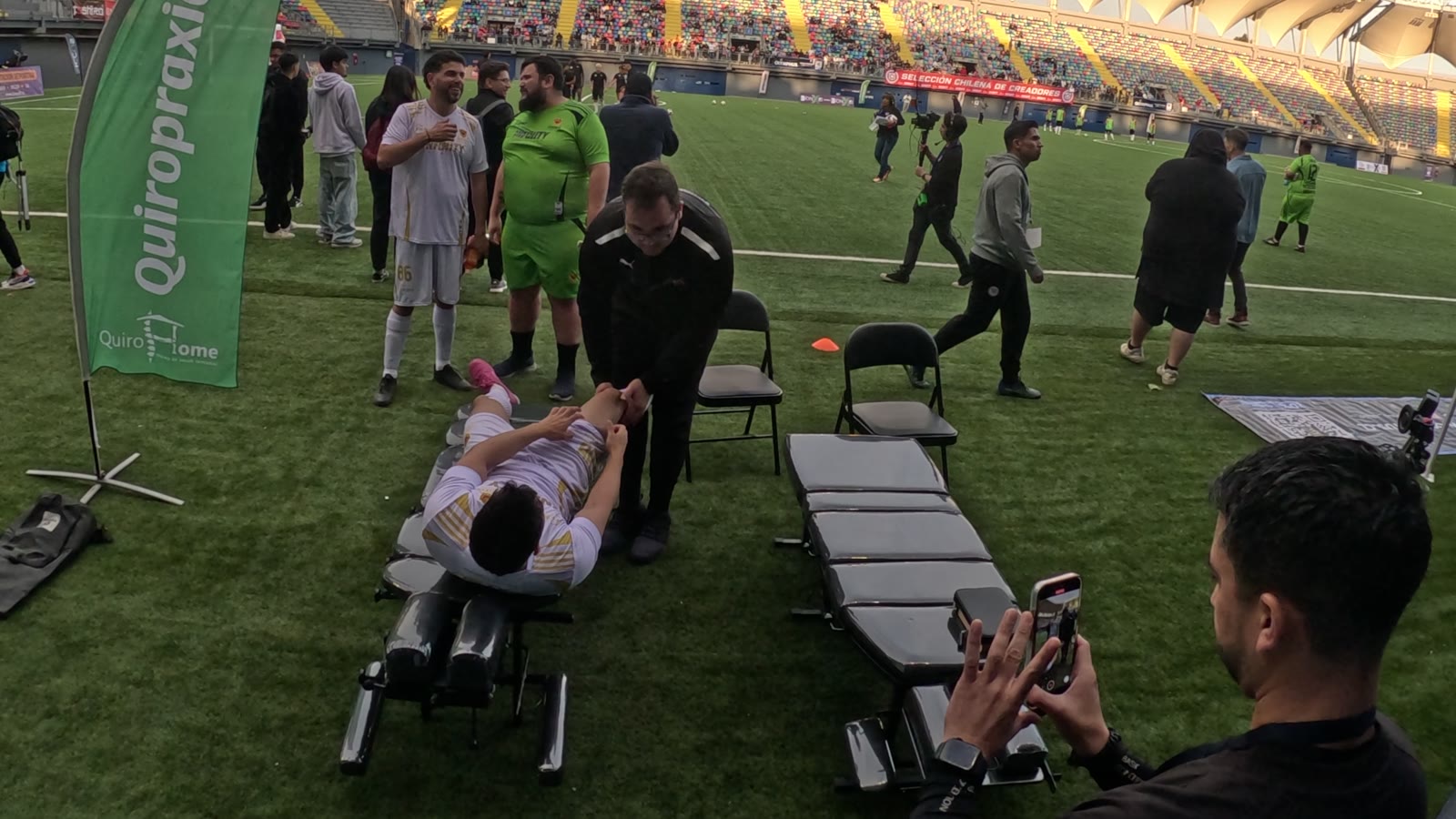 Trabajo en camilla durante el partido, con las graderías del estadio de fondo