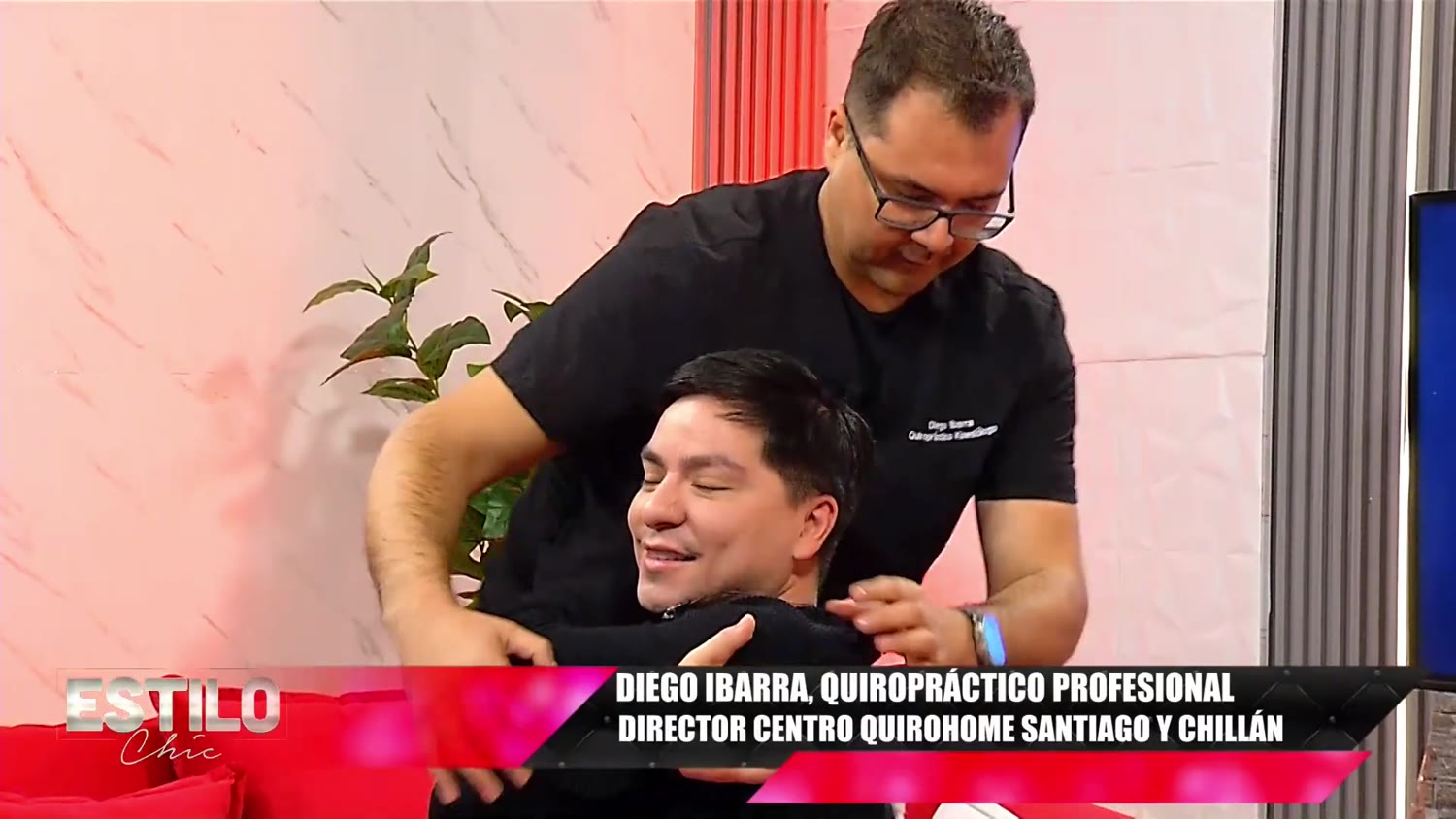 Evaluación quiropráctica en vivo durante el programa Estilo Chic