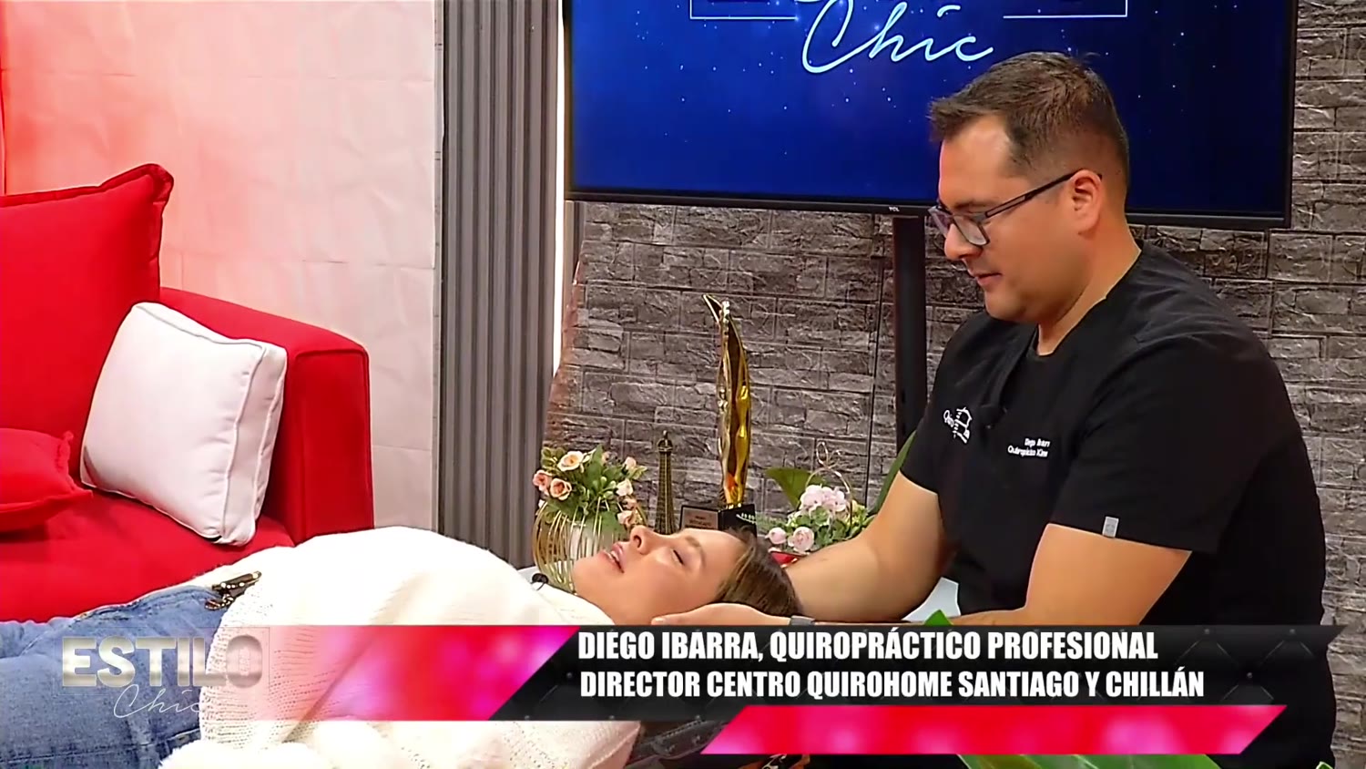 DC. Diego Ibarra trabajando con una invitada del programa