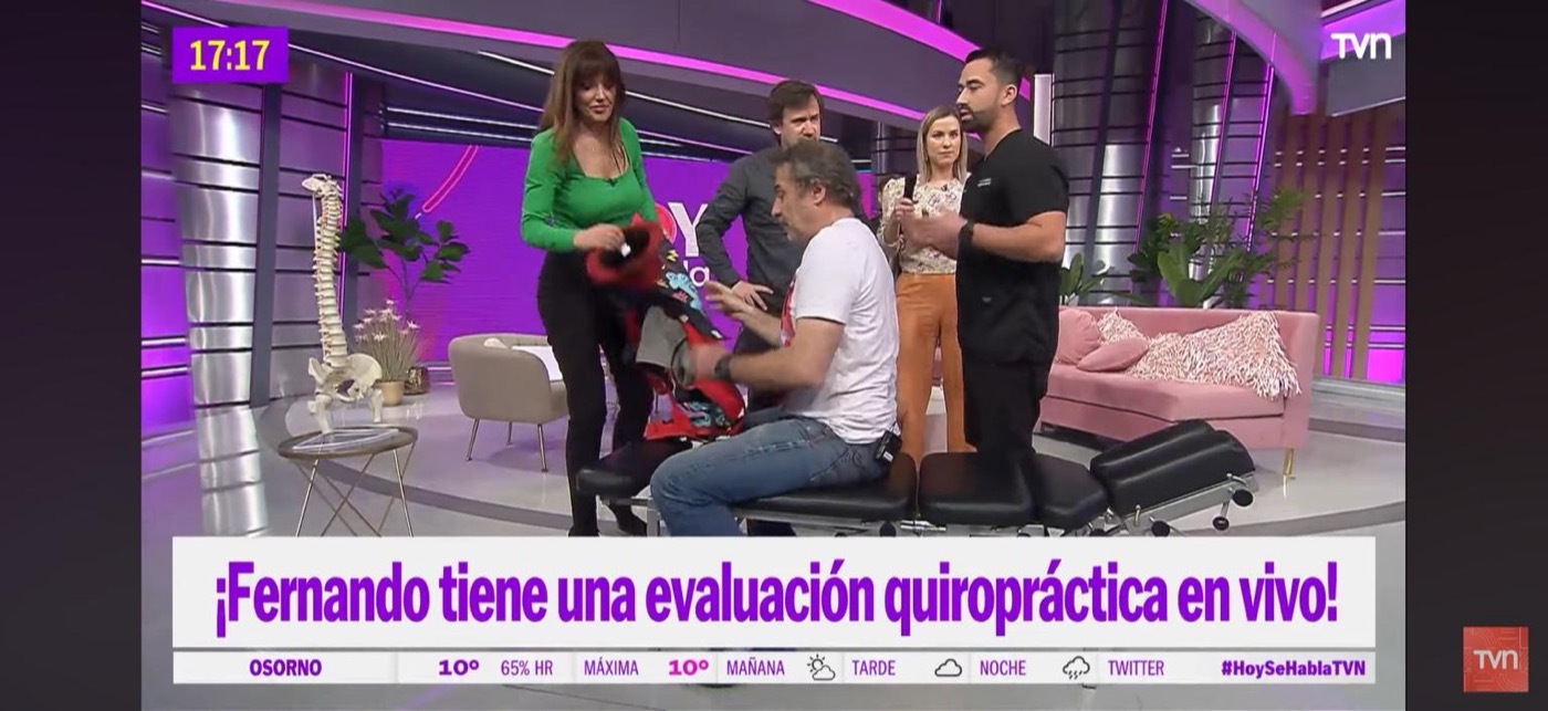 Evaluación quiropráctica en vivo durante el programa