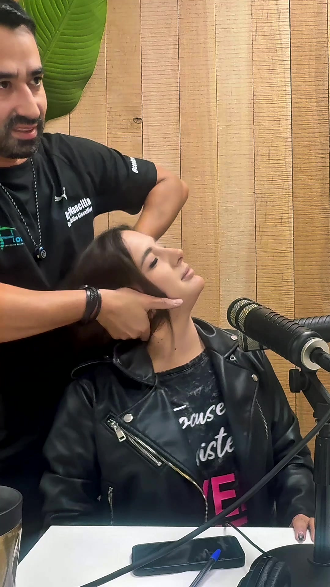 Evaluacion cervical a una locutora en el estudio de Radio La Metro