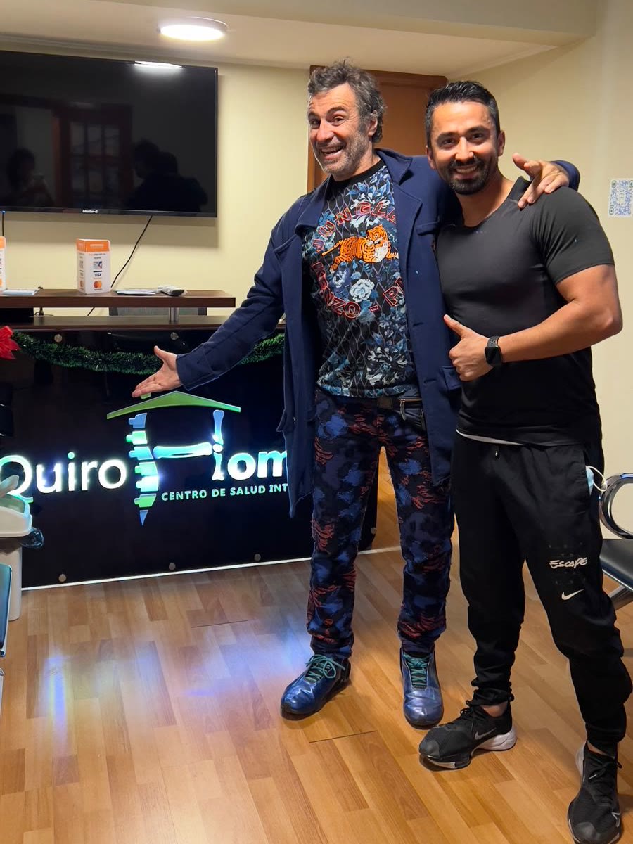 El actor Fernando Larrain apunta el logo de QuiroHome junto al DC. Raul Mancilla