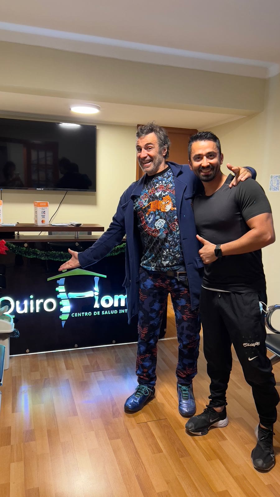 El actor Fernando Larrain junto al DC. Raul Mancilla frente al logo de QuiroHome