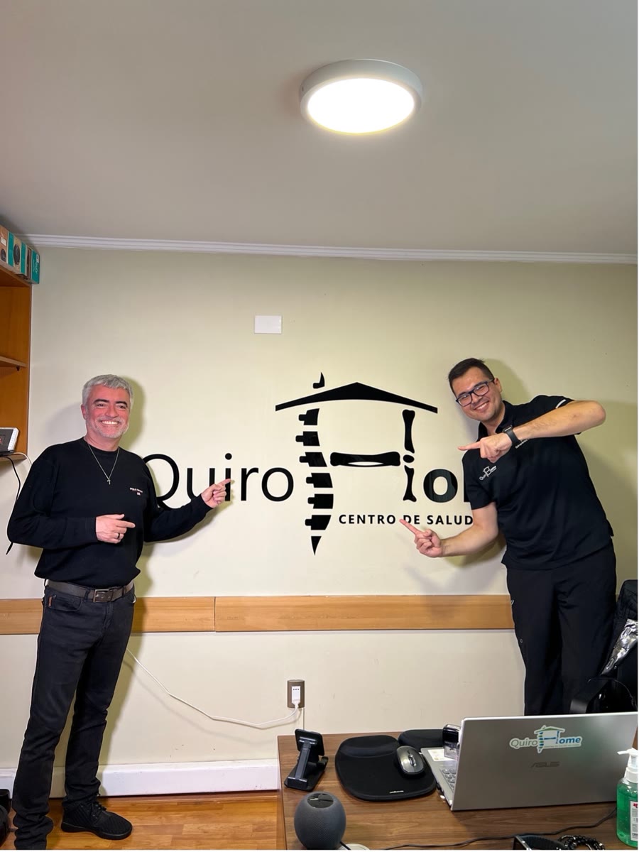 Mauricio Flores junto a Diego Ibarra en el centro QuiroHome de Chillán