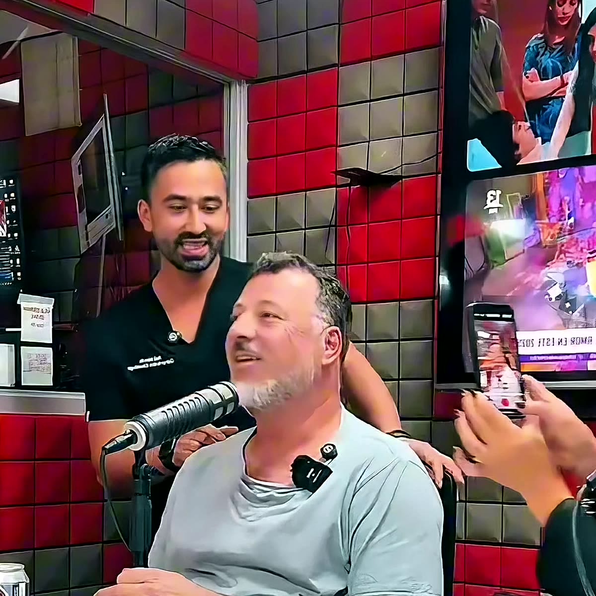 Atención quiropráctica en el estudio de Radio La Metro, durante el programa