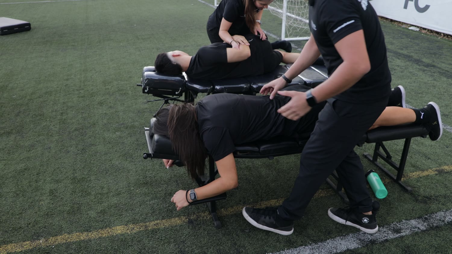 Dos camillas de QuiroHome atendiendo en paralelo durante un entrenamiento en Zapping Las Condes