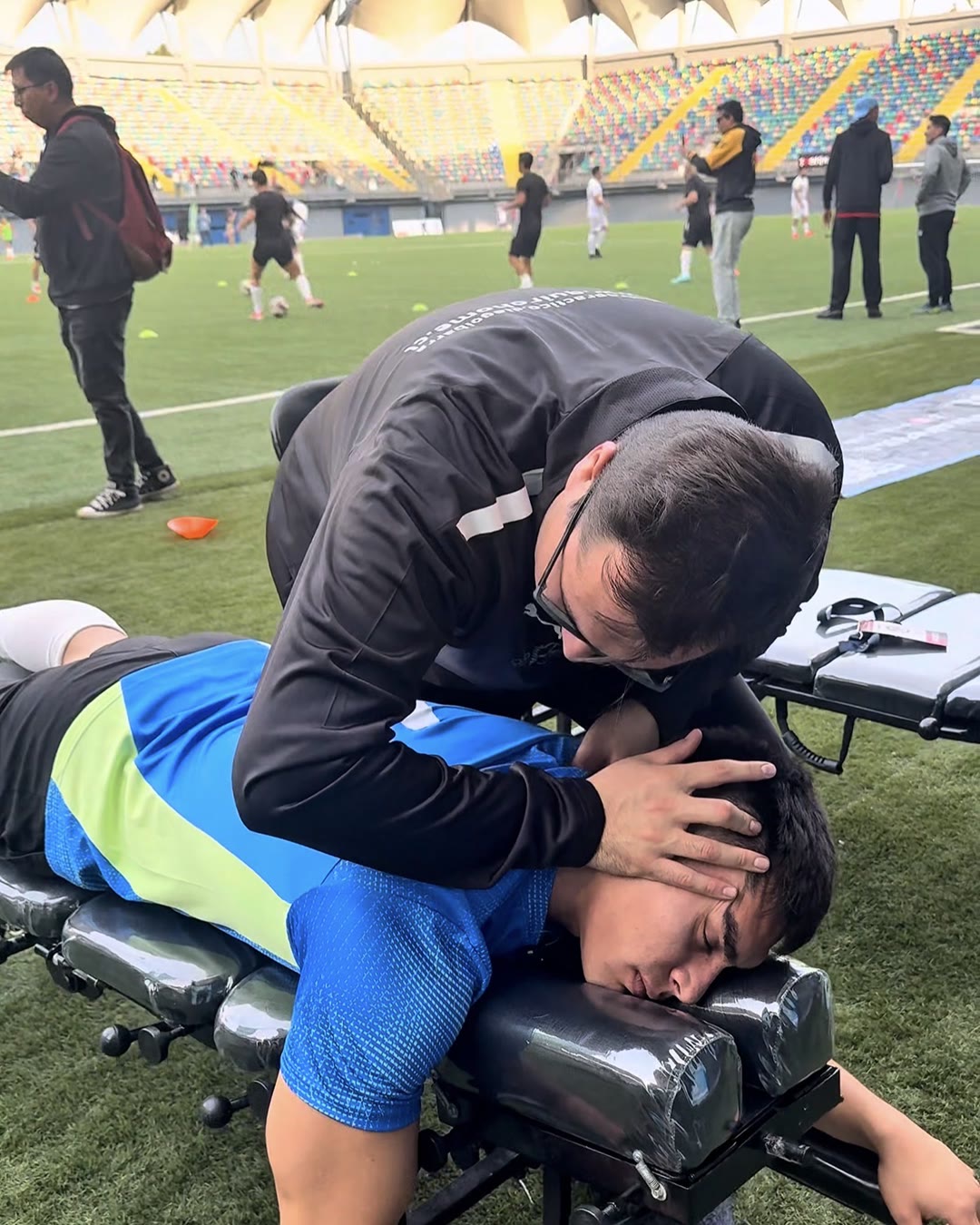 El DC. Diego Ibarra ajusta a un jugador sobre camilla en el estadio
