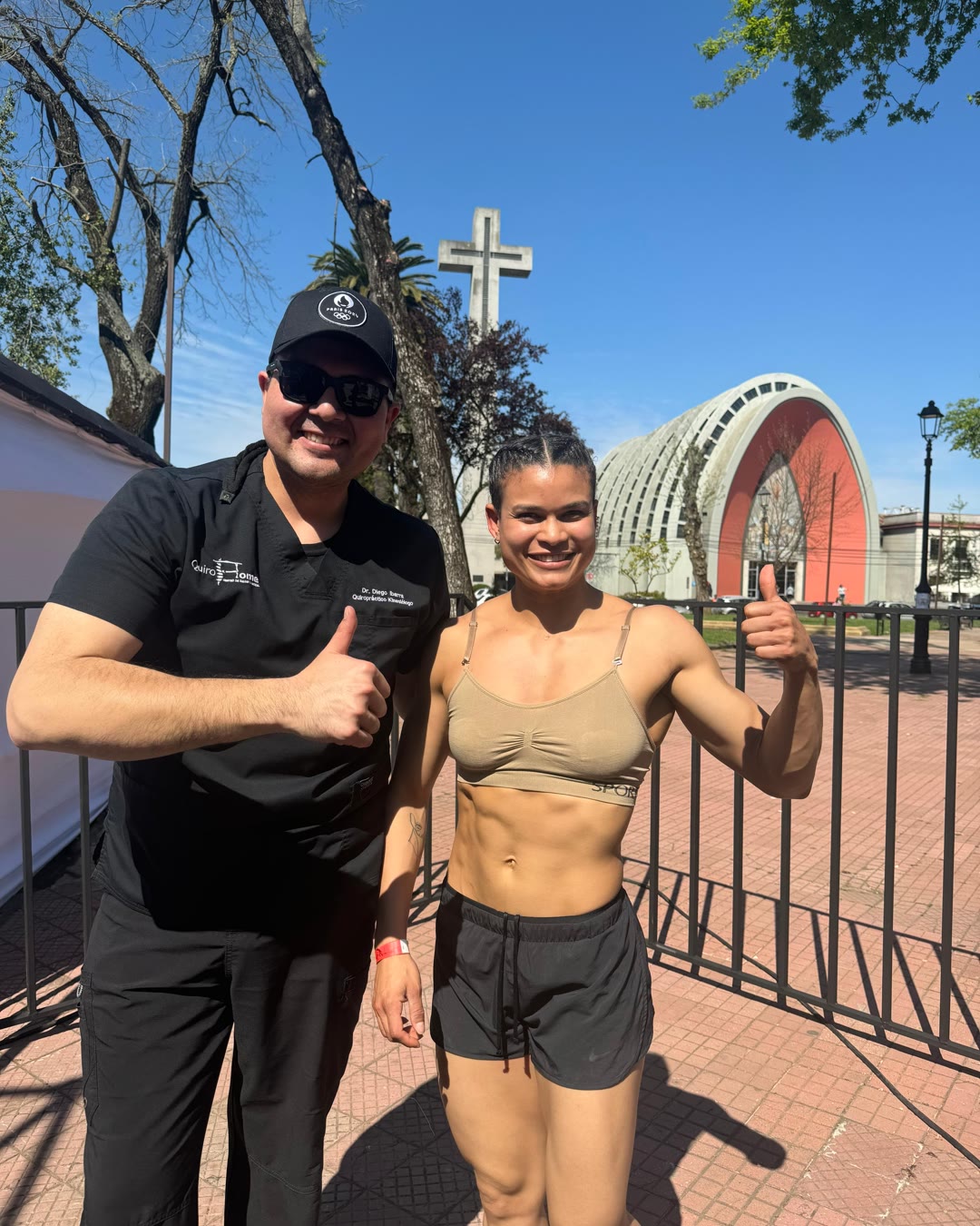 El DC. Diego Ibarra con una deportista en una competencia al aire libre