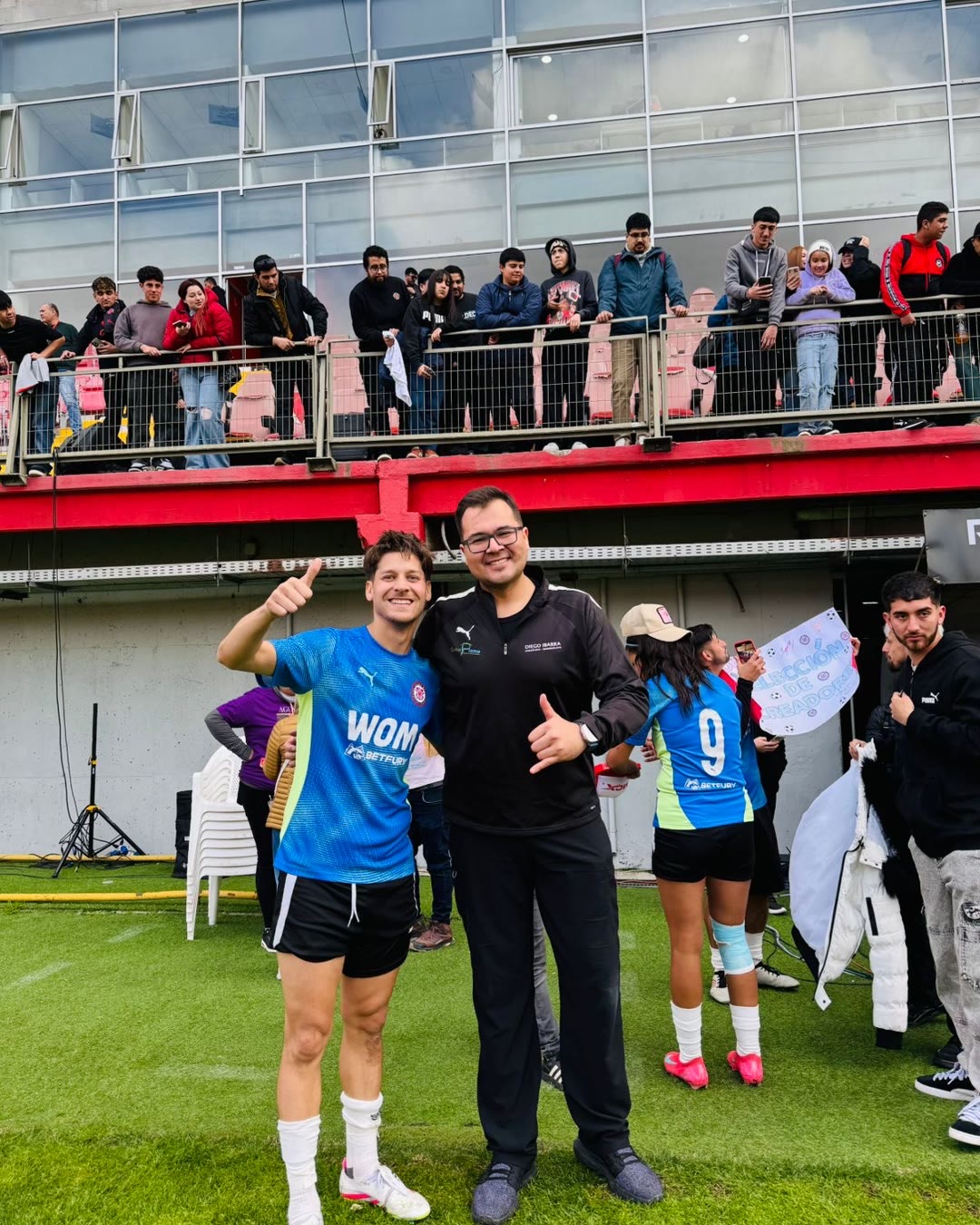 El DC. Diego Ibarra con jugadoras de un equipo femenino tras el partido