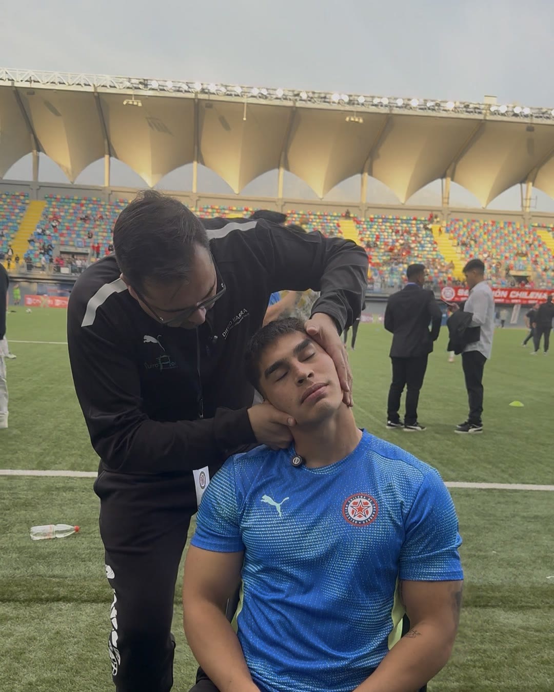 El DC. Diego Ibarra ajusta a un futbolista en el estadio de Chillán