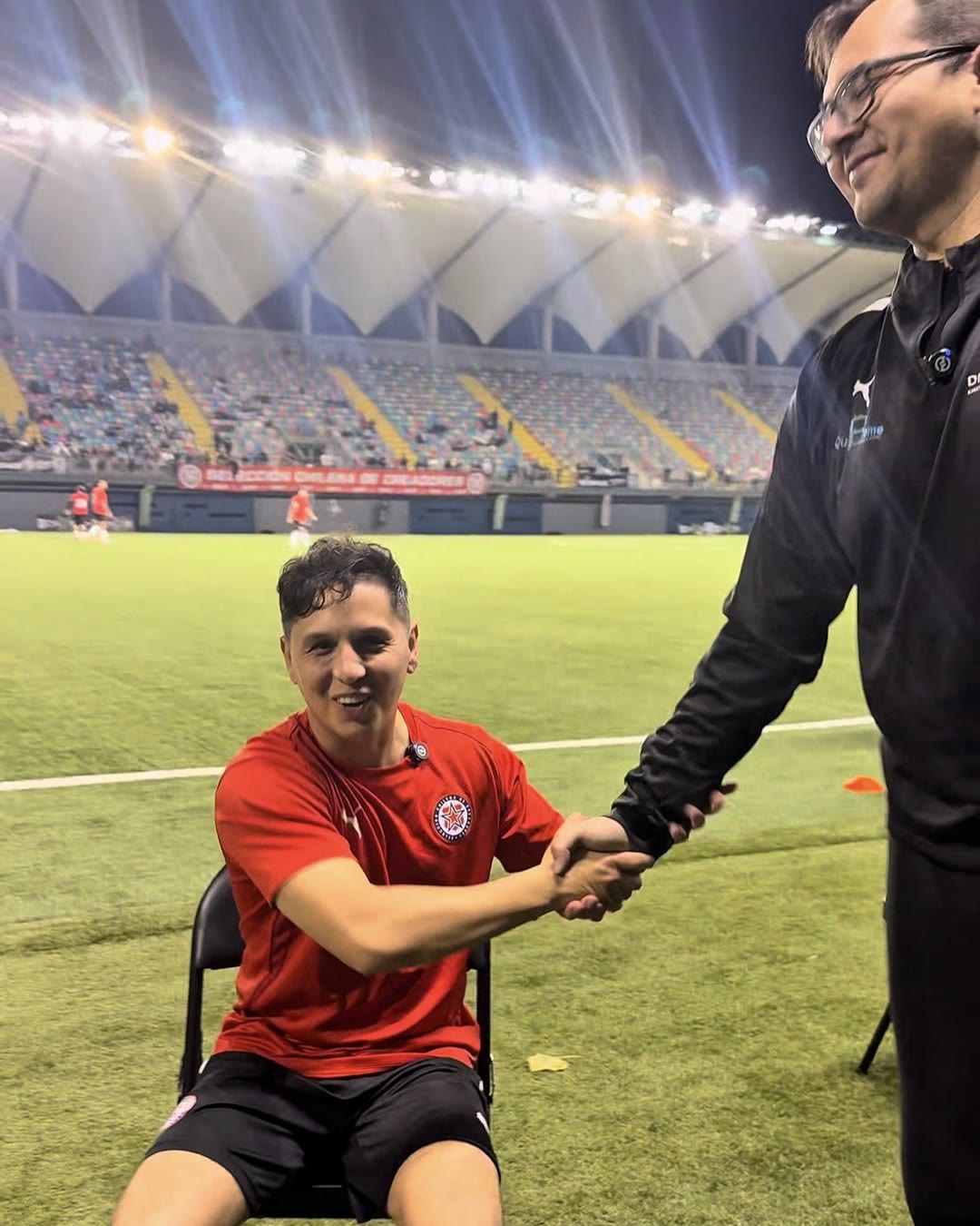 El DC. Diego Ibarra con un jugador tras la sesión en el estadio