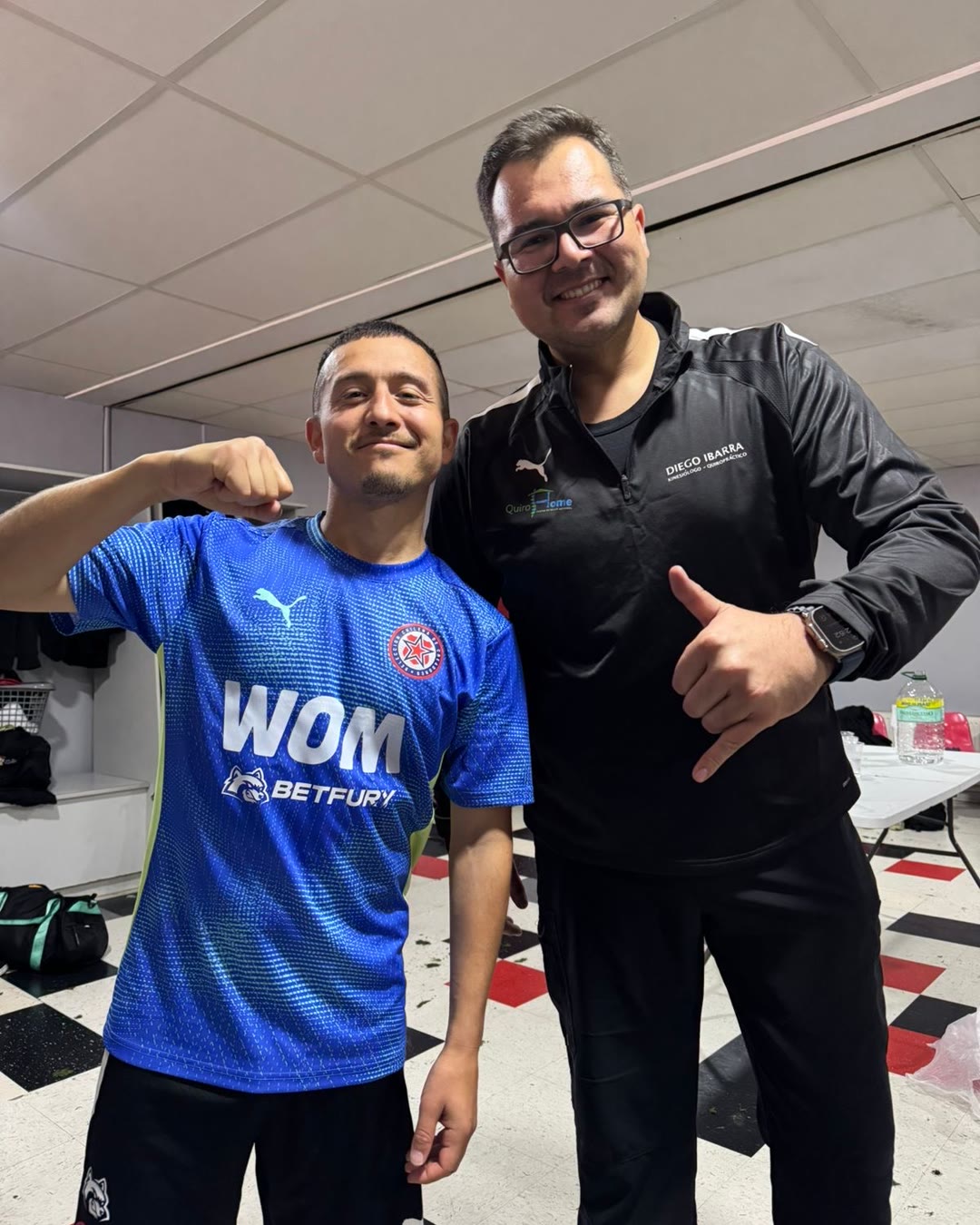 El DC. Diego Ibarra con un jugador en el camarín