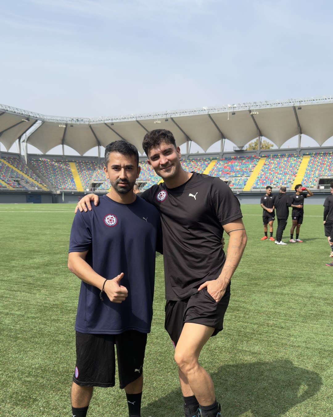 El DC. Raúl Mancilla con un futbolista en el estadio