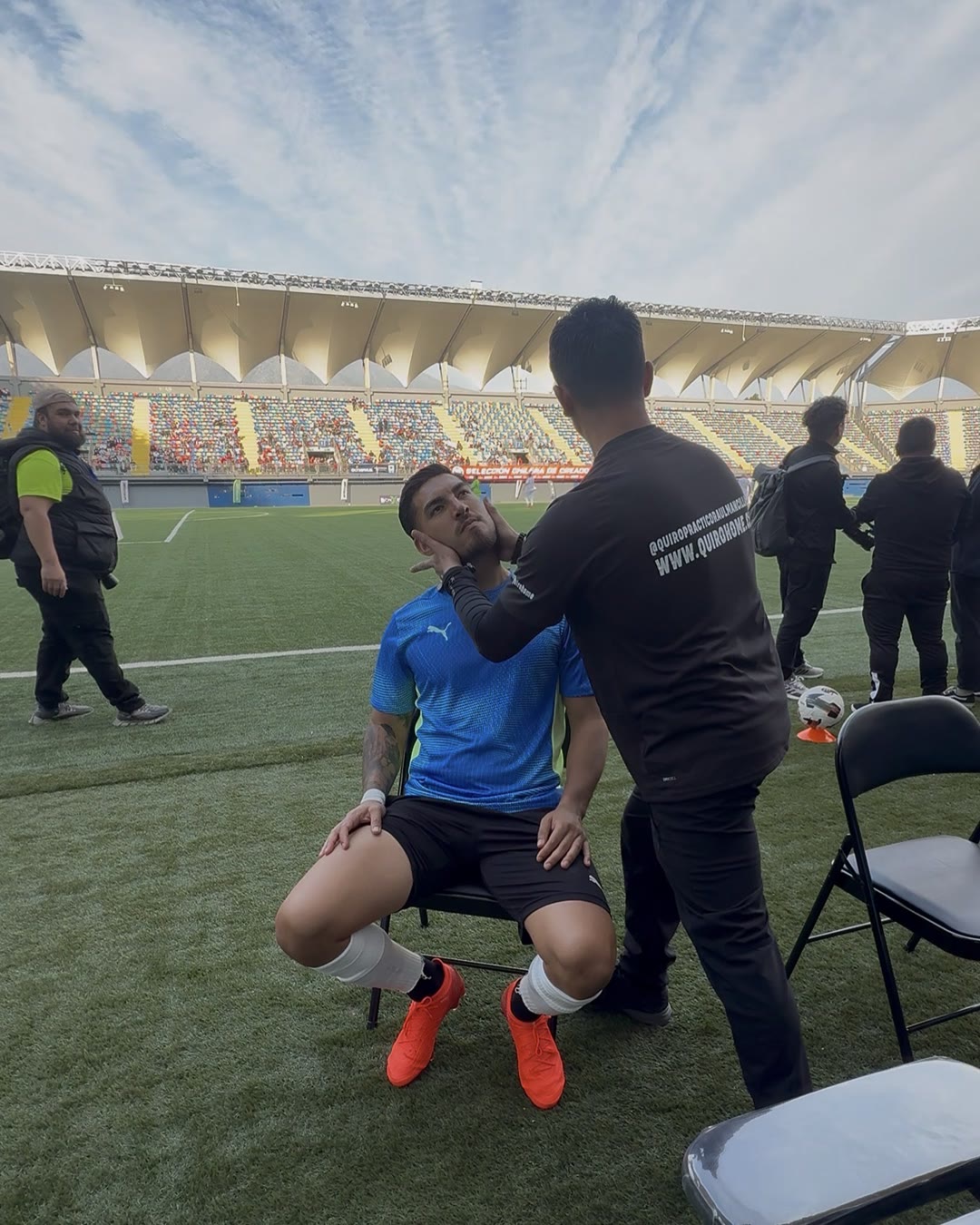 El DC. Raúl Mancilla trabaja el cuello de un jugador en el estadio
