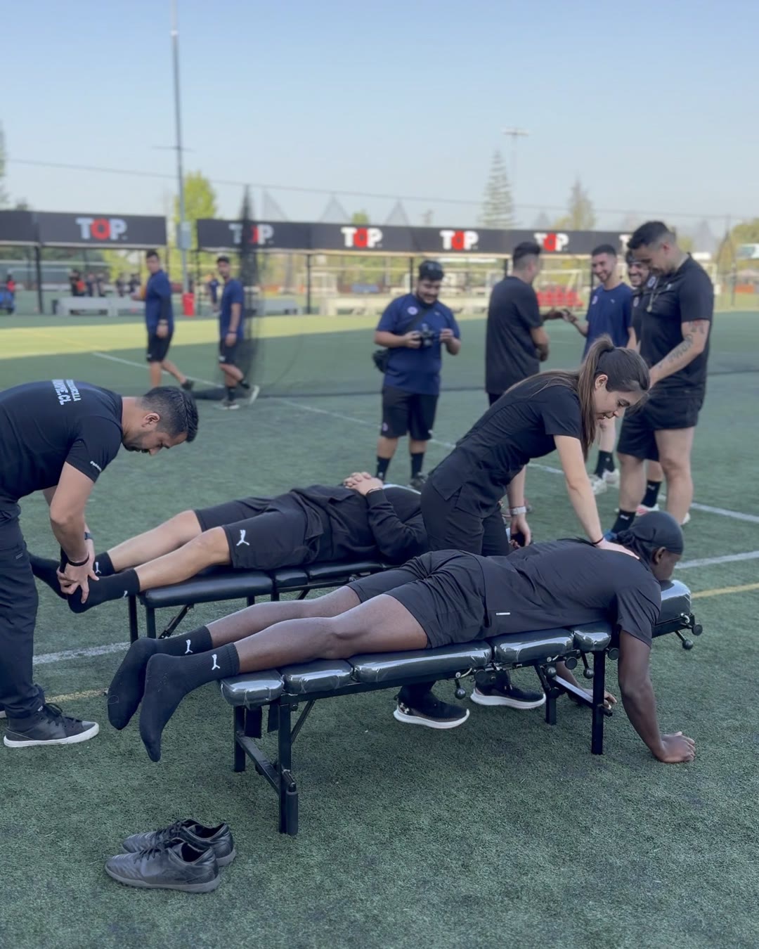 La DC. Valeria Gohurdett atiende a un jugador mientras el plantel entrena