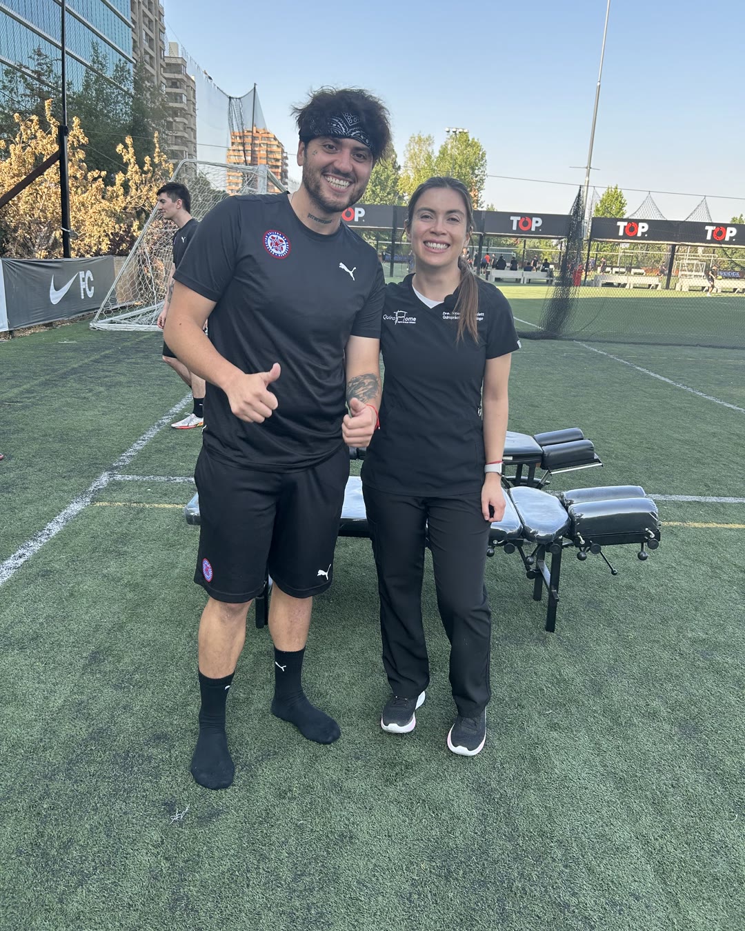 La DC. Valeria Gohurdett con un futbolista antes del partido