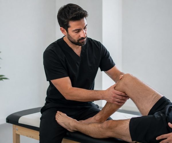Evaluación y terapia manual de rodilla en QuiroHome